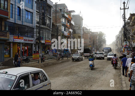Boudha Straße ist eine geschäftige, schlecht Road im Zentrum von Kathmandu, Nepal. Oft ist es staubig bei trockenem Wetter und bei nassem Wetter überflutet. Stockfoto