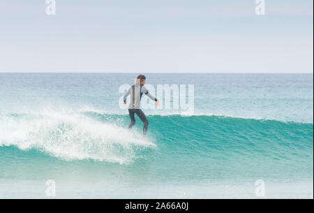 PENICHE, PORTUGAL - Dezember 02, 2016: Surfer auf einer Welle auf Surfbrett. Peniche ist ein berühmter Surfen in Portugal Stockfoto