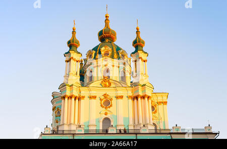 Berühmten St. Andrews Kirche bei Sonnenuntergang. Kiew, Ukraine Stockfoto