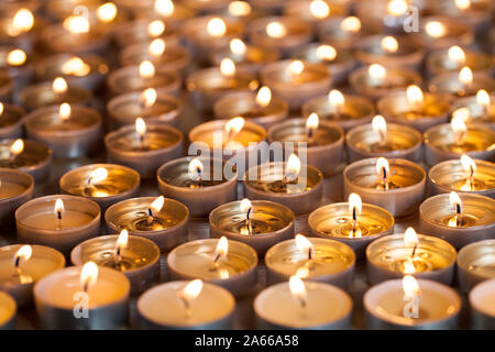 Brennendes Teelicht Kerzen close-up. Viele leuchten Teelicht Flammen griffen für Diwali. Schöne Tisch Dekoration für hinduistische Lichterfest oder für Chr Stockfoto