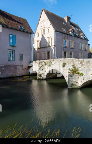 Alte Brücke über den Fluss Eure, Chartres, Frankreich, Eure-et-Loire Stockfoto