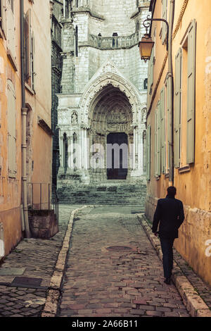 Back Lane oder eine Seitenstraße, die zu der Kathedrale von Chartres, Chartres, Frankreich Stockfoto