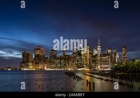 Skyline von New York in den East River auf der Suche von Pier 1. Stockfoto