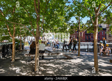 Die High Line - eine erhöhte linear Park auf einem ehemaligen New York Central Railroad erstellt auf der west Side von Manhattan in New York City. Stockfoto