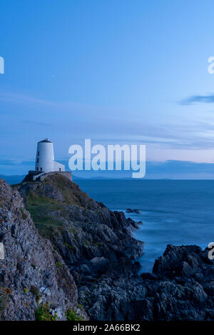 Die llanddwyn Island Lighthouse, Twr Mawr auf Ynys Llanddwyn auf Anglesey, Nordwales in der blauen Stunde Stockfoto