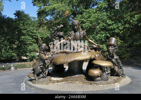 Alice im Wunderland Skulptur von José de Creeft im Central Park, New York. Stockfoto