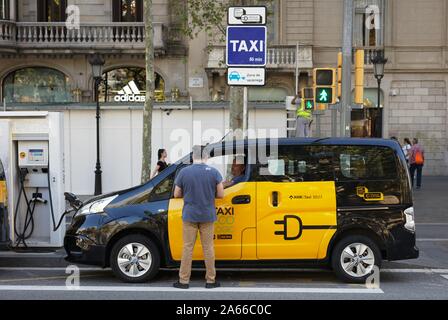 Elektro-taxi zum Laden von Batterien in Barcelona, Spanien Stockfoto