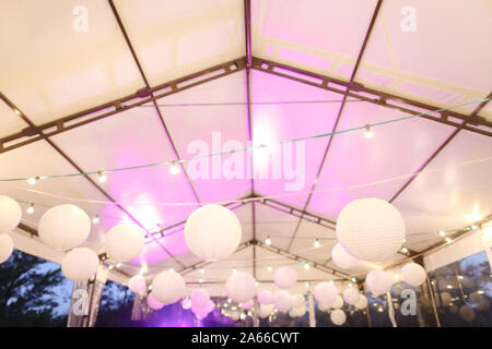 Weiße Ballons an der Decke. Stockfoto