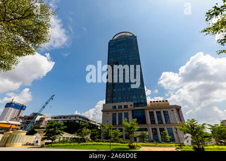 Die Canadia Bank Gebäude ragt über die ehemalige Freiheit Park & der Bank of China (Hong Kong) im Zentrum der Stadt Phnom Penh, Kambodscha. Stockfoto