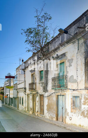 Moncarapacho Seitenstraße ruiniertes Haus, Baum wächst aus einer Ruine baufällig Gebäude, Moncarapacho Algarve, Portugal. Stockfoto