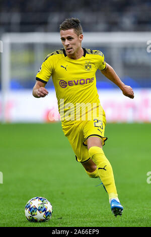 Mailand, Italien. 23 Okt, 2019. Thorgan Gefahr von Borussia Dortmund während der UEFA Champions League Spiel zwischen Inter Mailand und Borussia Dortmund im Stadio San Siro, Mailand, Italien am 23. Oktober 2019. Foto von Giuseppe Maffia. Credit: UK Sport Pics Ltd/Alamy leben Nachrichten Stockfoto