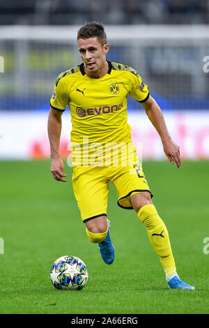 Mailand, Italien. 23 Okt, 2019. Thorgan Gefahr von Borussia Dortmund während der UEFA Champions League Spiel zwischen Inter Mailand und Borussia Dortmund im Stadio San Siro, Mailand, Italien am 23. Oktober 2019. Foto von Giuseppe Maffia. Credit: UK Sport Pics Ltd/Alamy leben Nachrichten Stockfoto