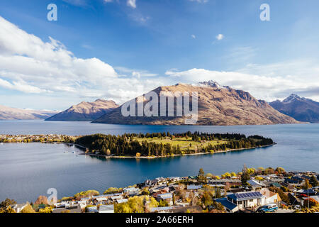 Blick über Queenstown und Cecil Peak in Neuseeland Stockfoto