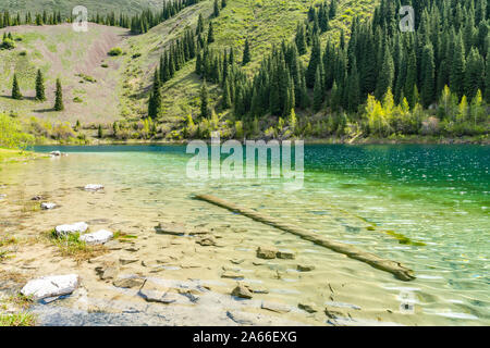 Bleiben Sie Kaindy versunkenen Wald See Atemberaubend malerischen Panoramablick auf einem sonnigen blauen Himmel Tag Stockfoto