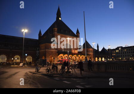 Der Hauptbahnhof von Kopenhagen in der Nacht Stockfoto