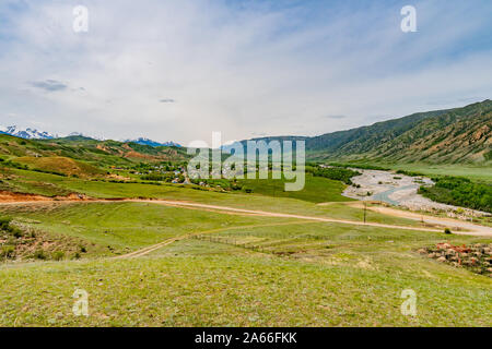 Bleiben Sie Kolsai Seen Atemberaubend malerischen Panoramablick auf die Landschaft der Stadt an einem bewölkten Himmel Tag Stockfoto