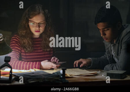 Gruselgeschichten im Dunkeln zu Erzählen ist eine 2019 Horror Film unter der Regie von André Øvredal, auf dem Kinder-Serie mit dem gleichen Namen von Alvin Schwartz. Das Drehbuch wurde von Dan Hageman-faktor und Kevin Hageman-faktor, aus einem Bild Geschichte von Produzent Guillermo del Toro angepasst, sowie Patrick Melton und Marcus Dunstan. Dieses Foto ist nur für den redaktionellen Gebrauch bestimmt und unterliegen dem Copyright der Film Company und/oder der bezeichneten Fotograf durch den Film oder die Produktion Firma zugewiesen. Stockfoto