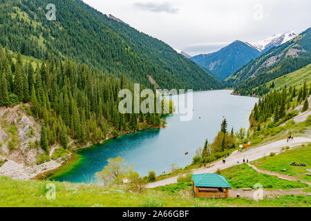 Bleiben Sie Kolsai Seen Atemberaubend malerischen Panoramablick auf die Landschaft Hohe Betrachtungswinkel an einem bewölkten Himmel Tag Stockfoto