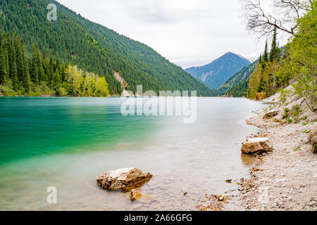 Bleiben Sie Kolsai Seen Atemberaubend malerischen Panoramablick auf die Landschaft Langzeitbelichtung Aussicht an einem bewölkten Himmel Tag Stockfoto