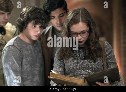 Gruselgeschichten im Dunkeln zu Erzählen ist eine 2019 Horror Film unter der Regie von André Øvredal, auf dem Kinder-Serie mit dem gleichen Namen von Alvin Schwartz. Das Drehbuch wurde von Dan Hageman-faktor und Kevin Hageman-faktor, aus einem Bild Geschichte von Produzent Guillermo del Toro angepasst, sowie Patrick Melton und Marcus Dunstan. Dieses Foto ist nur für den redaktionellen Gebrauch bestimmt und unterliegen dem Copyright der Film Company und/oder der bezeichneten Fotograf durch den Film oder die Produktion Firma zugewiesen. Stockfoto