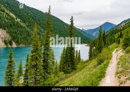 Bleiben Sie Kolsai Seen Atemberaubend malerischen Panoramablick auf die Landschaft Hohe Betrachtungswinkel an einem bewölkten Himmel Tag Stockfoto