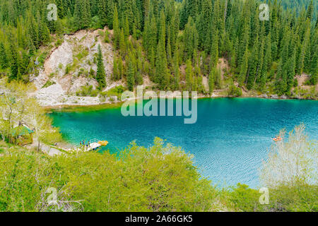 Bleiben Sie Kolsai Seen Atemberaubend malerischen Panoramablick auf die Landschaft Hohe Betrachtungswinkel an einem bewölkten Himmel Tag Stockfoto