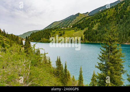 Bleiben Sie Kolsai Seen Atemberaubend malerischen Panoramablick auf die Landschaft Hohe Betrachtungswinkel an einem bewölkten Himmel Tag Stockfoto