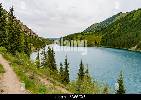 Bleiben Sie Kolsai Seen Atemberaubend malerischen Panoramablick auf die Landschaft Hohe Betrachtungswinkel an einem bewölkten Himmel Tag Stockfoto