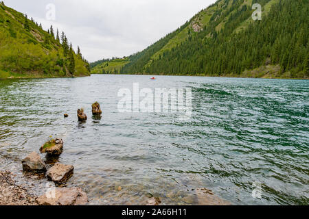 Bleiben Sie Kolsai Seen Atemberaubend malerischen Panoramablick auf die Landschaft Low Angle View an einem bewölkten Himmel Tag Stockfoto