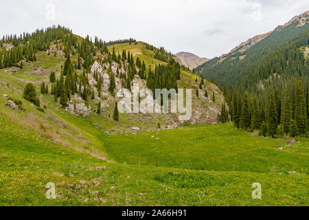 Bleiben Sie Kolsai Seen Atemberaubend malerischen Panoramablick auf die Landschaft, Blick auf das Tal an einem bewölkten Himmel Tag Stockfoto