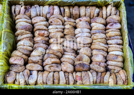 Getrocknete Feigen stehen in einem Bauernmarkt auf einer Straße als Hintergrund in Athen, Griechenland Stockfoto