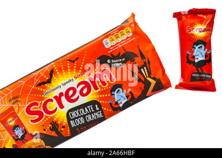 Köstlich spooky Soreen Schokolade & Blutorange 5 mini Brote einzeln verpackt mit einem entfernt auf weißem Hintergrund bereit für Halloween Scream Stockfoto