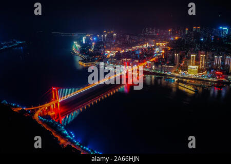 Chongqing. 22 Okt, 2019. Luftbild am Okt. 22, 2019 zeigt eine Nacht von Sicht von Zhongxian Grafschaft im Drei-schluchten-Stausee Region auf dem Yangtze Fluss im Südwesten Chinas Chongqing Gemeinde übernommen. Credit: Liu Chan/Xinhua/Alamy leben Nachrichten Stockfoto