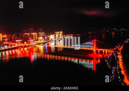 Chongqing. 22 Okt, 2019. Luftbild am Okt. 22, 2019 zeigt eine Nacht von Sicht von Zhongxian Grafschaft im Drei-schluchten-Stausee Region auf dem Yangtze Fluss im Südwesten Chinas Chongqing Gemeinde übernommen. Credit: Liu Chan/Xinhua/Alamy leben Nachrichten Stockfoto