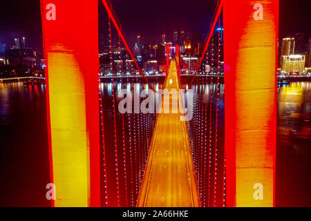 Chongqing. 22 Okt, 2019. Luftbild am Okt. 22, 2019 zeigt eine Nacht von Sicht von Zhongxian Grafschaft im Drei-schluchten-Stausee Region auf dem Yangtze Fluss im Südwesten Chinas Chongqing Gemeinde übernommen. Credit: Liu Chan/Xinhua/Alamy leben Nachrichten Stockfoto