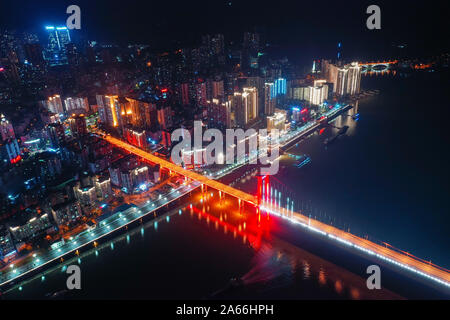 Chongqing. 22 Okt, 2019. Luftbild am Okt. 22, 2019 zeigt eine Nacht von Sicht von Zhongxian Grafschaft im Drei-schluchten-Stausee Region auf dem Yangtze Fluss im Südwesten Chinas Chongqing Gemeinde übernommen. Credit: Liu Chan/Xinhua/Alamy leben Nachrichten Stockfoto