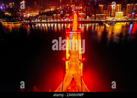 Chongqing. 22 Okt, 2019. Luftbild am Okt. 22, 2019 zeigt eine Nacht von Sicht von Zhongxian Grafschaft im Drei-schluchten-Stausee Region auf dem Yangtze Fluss im Südwesten Chinas Chongqing Gemeinde übernommen. Credit: Liu Chan/Xinhua/Alamy leben Nachrichten Stockfoto