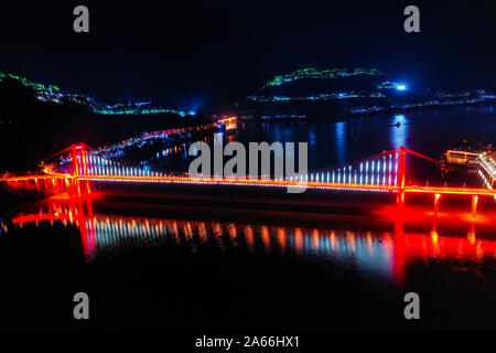 Chongqing. 22 Okt, 2019. Luftbild am Okt. 22, 2019 zeigt eine Nacht von Sicht von Zhongxian Grafschaft im Drei-schluchten-Stausee Region auf dem Yangtze Fluss im Südwesten Chinas Chongqing Gemeinde übernommen. Credit: Liu Chan/Xinhua/Alamy leben Nachrichten Stockfoto