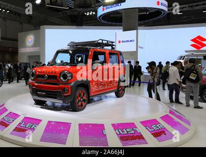 Tokio. 23 Okt, 2019. Foto am Okt. 23, 2019 zeigt den Stand von Suzuki auf der 46. Tokyo Motor Show in Tokio, Japan. Die 46. Tokyo Motor Show mit dem Thema "offene Zukunft" am Donnerstag trat zu präsentieren die neuesten Modelle der globalen Automobilhersteller, die Konzentration auf zukunftsorientierte und innovative Fahrzeuge, wie zum Beispiel selbst - die Autos fahren. Quelle: Ma Caoran/Xinhua/Alamy leben Nachrichten Stockfoto