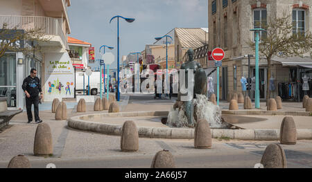 Saint Jean de Monts, Frankreich - 5. April 2017: Street Atmosphäre in der Innenstadt, wo Menschen an einem Frühlingstag zu Fuß Stockfoto