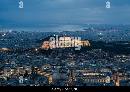 Mit Blick auf die Nacht Blick auf die Akropolis in Athen, Griechenland Stockfoto