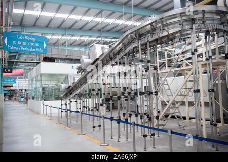 Kuala Lumpur, Malaysia. Okt, 2019 21. Die Produktionslinie wird an Schorle natürliches Mineralwasser Anlage in Taiping, Perak, Malaysia, Okt. 21, 2019 gesehen. Mit 'Funktion: Malaysische Mineralwasser Firma sucht Wellen in China mit Import Expo 'Credit: Zhu Wei/Xinhua/Alamy leben Nachrichten Stockfoto
