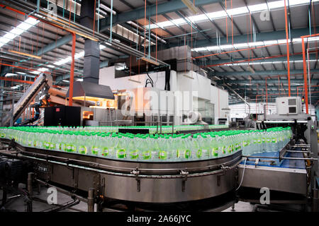 Kuala Lumpur, Malaysia. Okt, 2019 21. Die Produktionslinie wird an Schorle natürliches Mineralwasser Anlage in Taiping, Perak, Malaysia, Okt. 21, 2019 gesehen. Mit 'Funktion: Malaysische Mineralwasser Firma sucht Wellen in China mit Import Expo 'Credit: Zhu Wei/Xinhua/Alamy leben Nachrichten Stockfoto