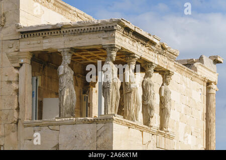 Portal der Karyatiden in der antiken griechischen Tempel oder Erechtheion Erechtheion, in der Akropolis von Athen in Griechenland Stockfoto