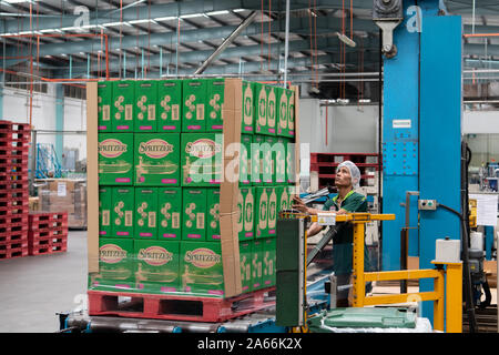 Kuala Lumpur, Malaysia. Okt, 2019 21. Ein Mann arbeitet an Schorle natürliches Mineralwasser Anlage in Taiping, Perak, Malaysia, Okt. 21, 2019. Mit 'Funktion: Malaysische Mineralwasser Firma sucht Wellen in China mit Import Expo 'Credit: Zhu Wei/Xinhua/Alamy leben Nachrichten Stockfoto