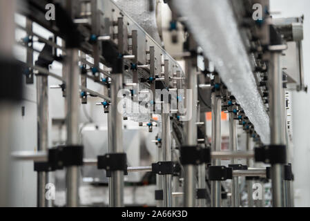 Kuala Lumpur, Malaysia. Okt, 2019 21. Die Produktionslinie wird an Schorle natürliches Mineralwasser Anlage in Taiping, Perak, Malaysia, Okt. 21, 2019 gesehen. Mit 'Funktion: Malaysische Mineralwasser Firma sucht Wellen in China mit Import Expo 'Credit: Zhu Wei/Xinhua/Alamy leben Nachrichten Stockfoto