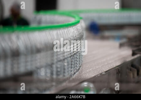Kuala Lumpur, Malaysia. Okt, 2019 21. Die Produktionslinie wird an Schorle natürliches Mineralwasser Anlage in Taiping, Perak, Malaysia, Okt. 21, 2019 gesehen. Mit 'Funktion: Malaysische Mineralwasser Firma sucht Wellen in China mit Import Expo 'Credit: Zhu Wei/Xinhua/Alamy leben Nachrichten Stockfoto