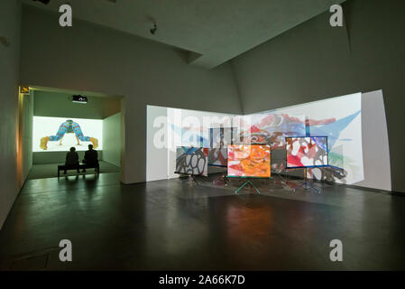 Videoprojektion (Schleifen) von Jenni Hiltunen und Müll video von Nabb + Teeri. Kiasma, das Museum für zeitgenössische Kunst in Helsinki, Finnland Stockfoto