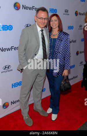 NEW YORK, NY - 23. Oktober: Michael Emerson und Carrie Preston an der Opening Night Screening der ell Durch "während NewFest Film Festival in der SVA Thea Stockfoto