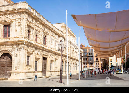 Sevilla Rathaus mit Sonnenschirmen Vordach Plaza de San Francisco Sevilla Sevilla Spanien Sevilla Andalusien Spanien EU Europa Stockfoto